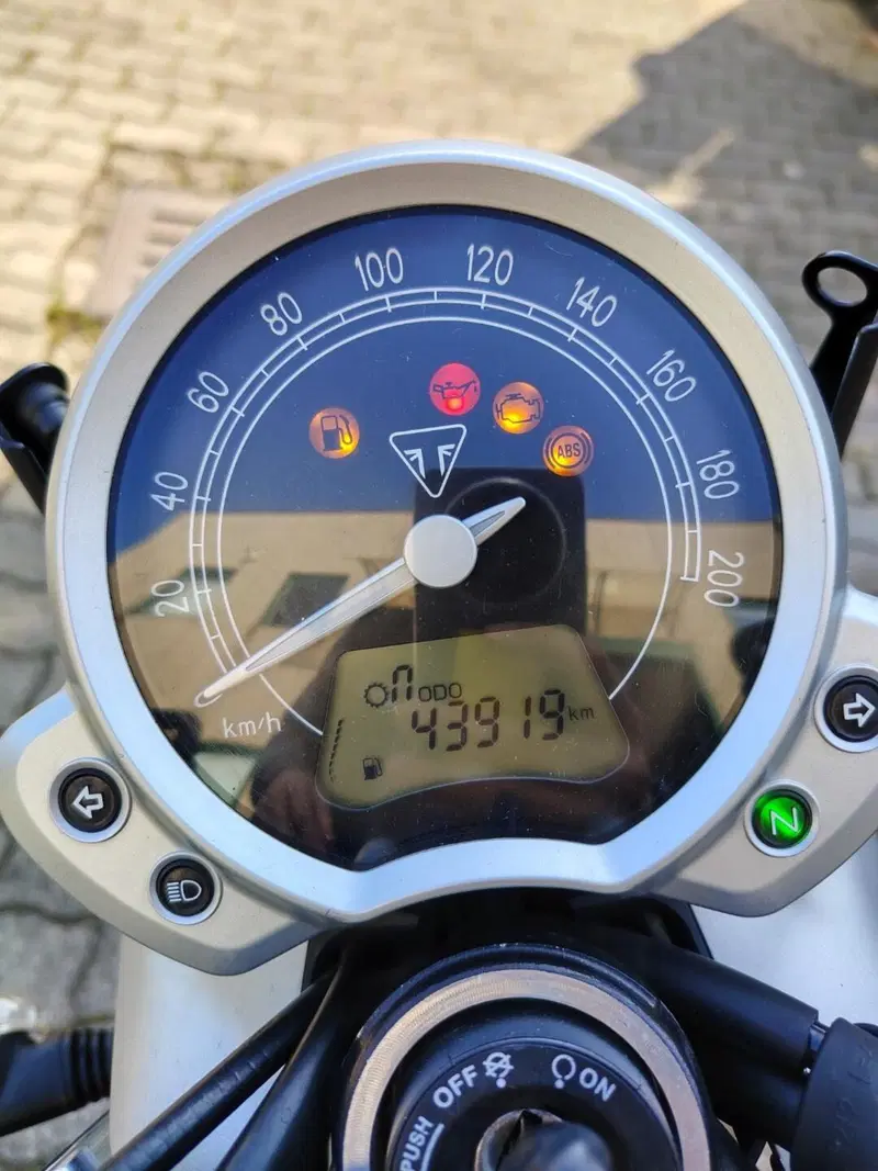 Triumph Street Twin 900 (2016) (5)