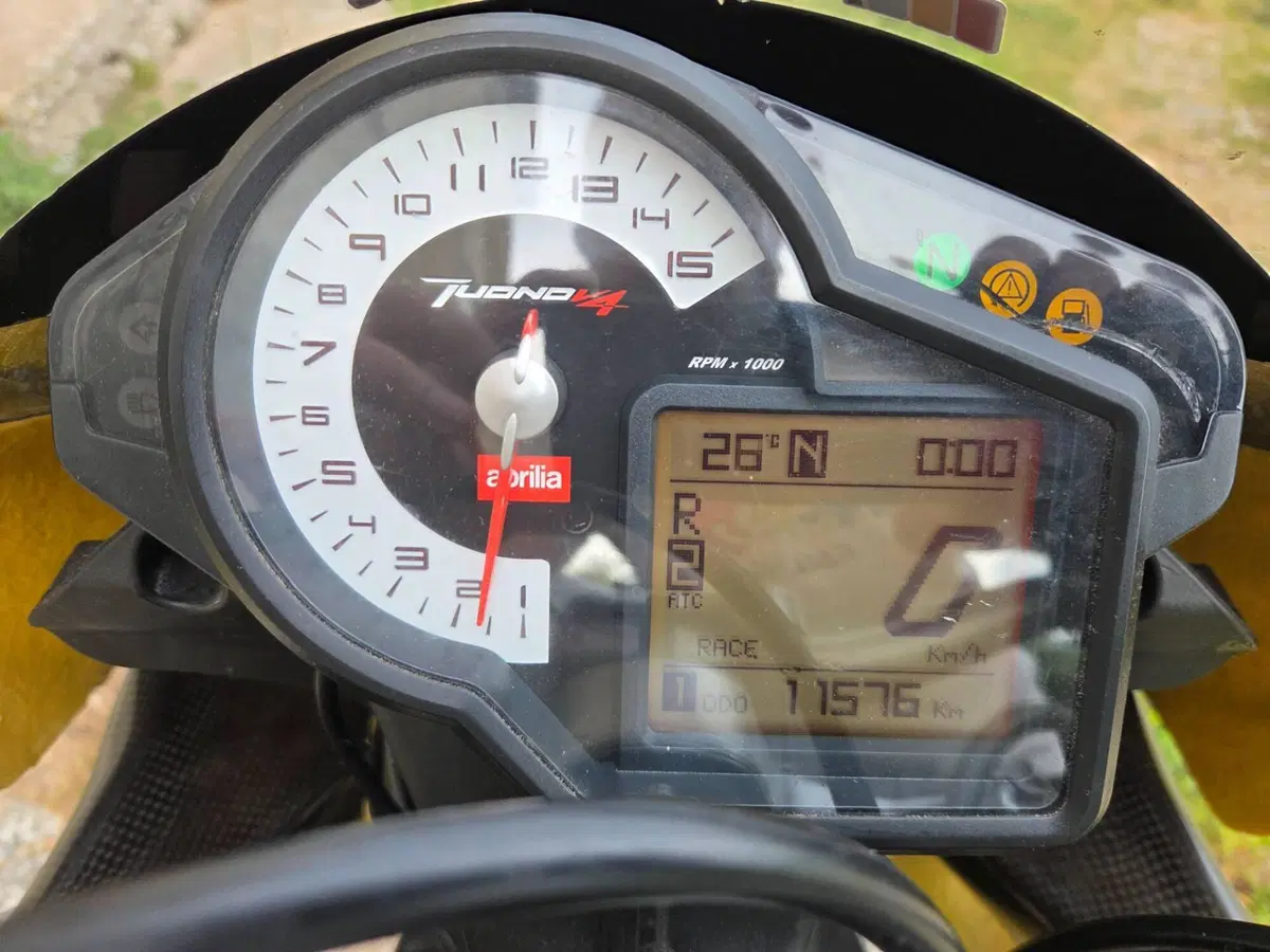 Aprilia Tuono V4 R APRC (2011 - 13) (2)