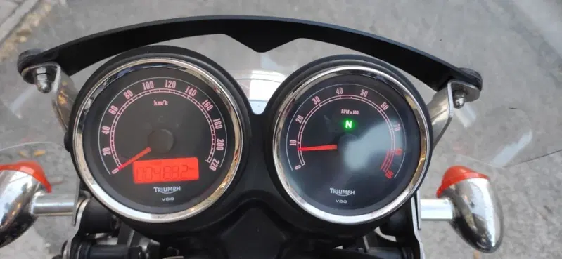 Triumph Bonneville SE (2009 - 13) (3)
