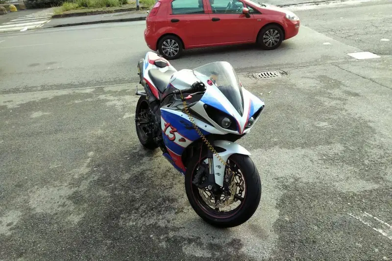 Yamaha YZF R1 (2009 - 11) (2)