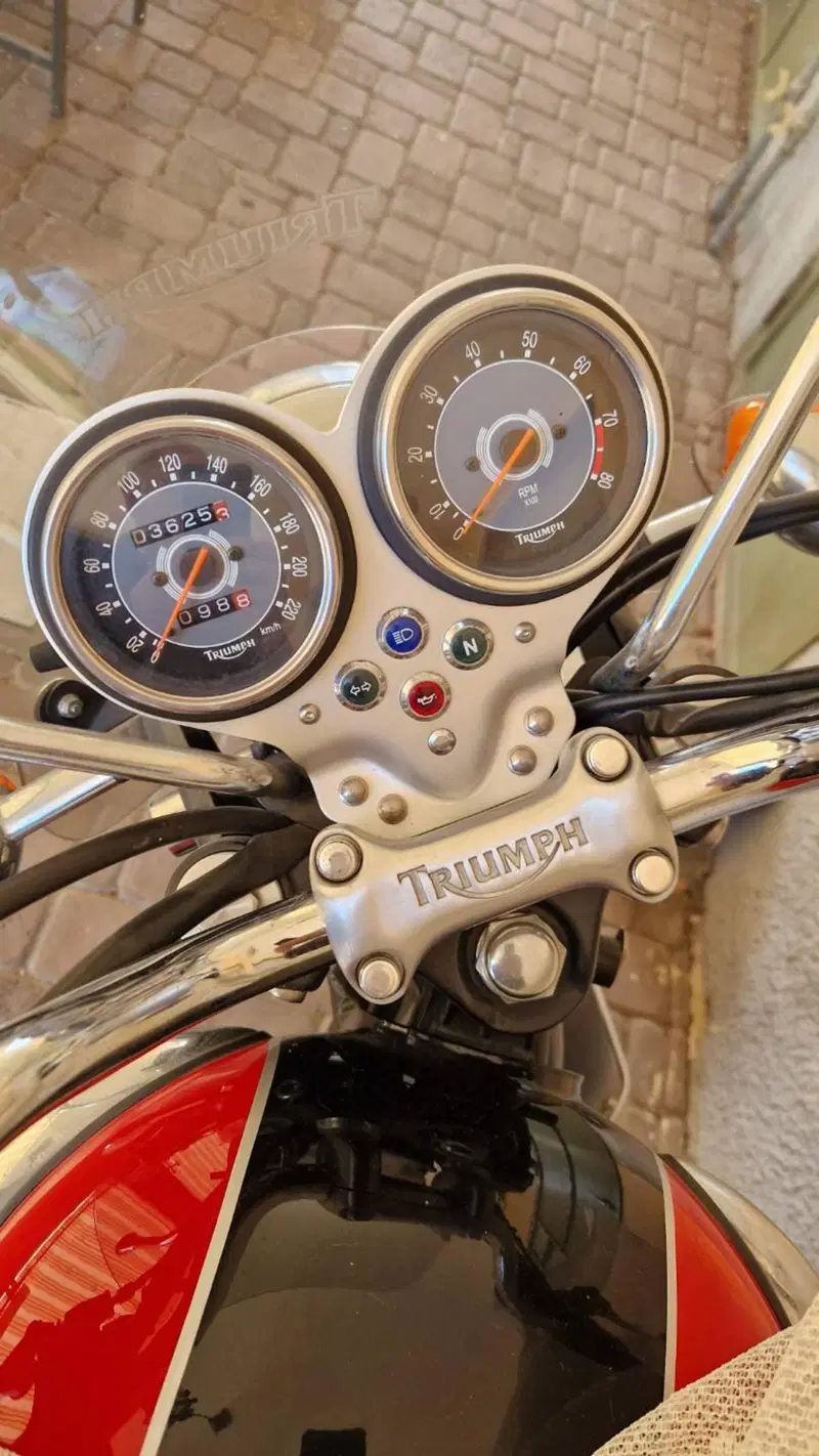 Triumph Bonneville T100 (2001 - 07) (3)