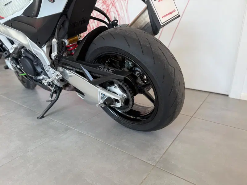 Aprilia Tuono V4 (2021 - 24) (15)