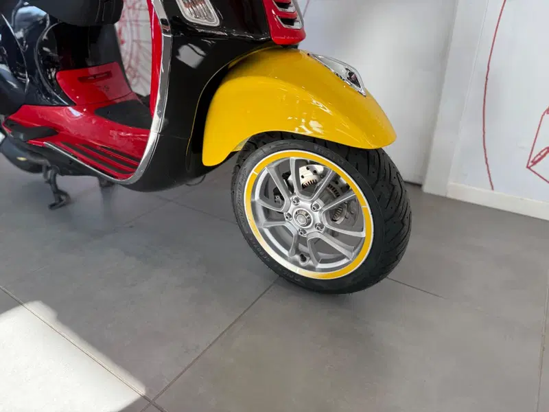 Vespa Primavera 125 Disney Mickey Mouse Edition by Vespa (2023 - 24) (9)