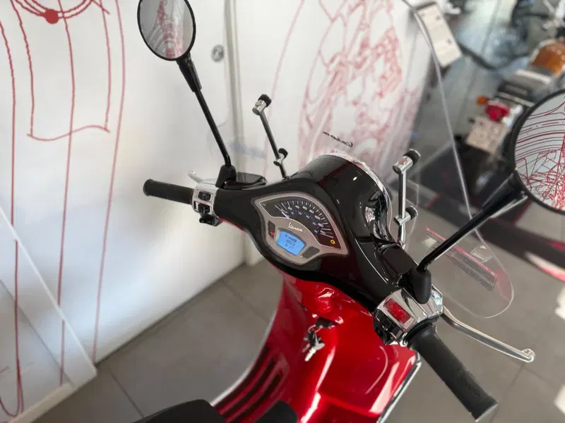 Vespa Primavera 125 Disney Mickey Mouse Edition by Vespa (2023 - 24) (8)