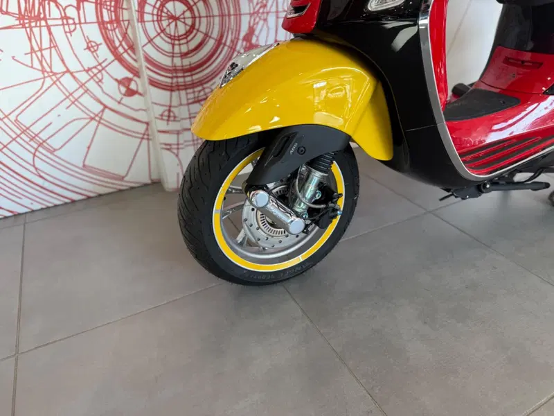 Vespa Primavera 125 Disney Mickey Mouse Edition by Vespa (2023 - 24) (15)