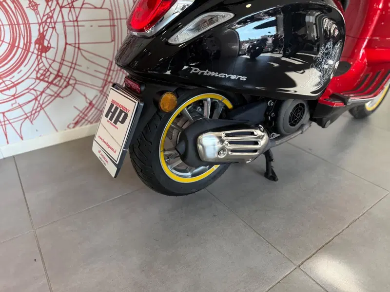 Vespa Primavera 125 Disney Mickey Mouse Edition by Vespa (2023 - 24) (13)