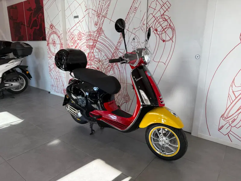 Vespa Primavera 125 Disney Mickey Mouse Edition by Vespa (2023 - 24) (2)