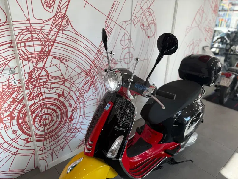 Vespa Primavera 125 Disney Mickey Mouse Edition by Vespa (2023 - 24) (16)