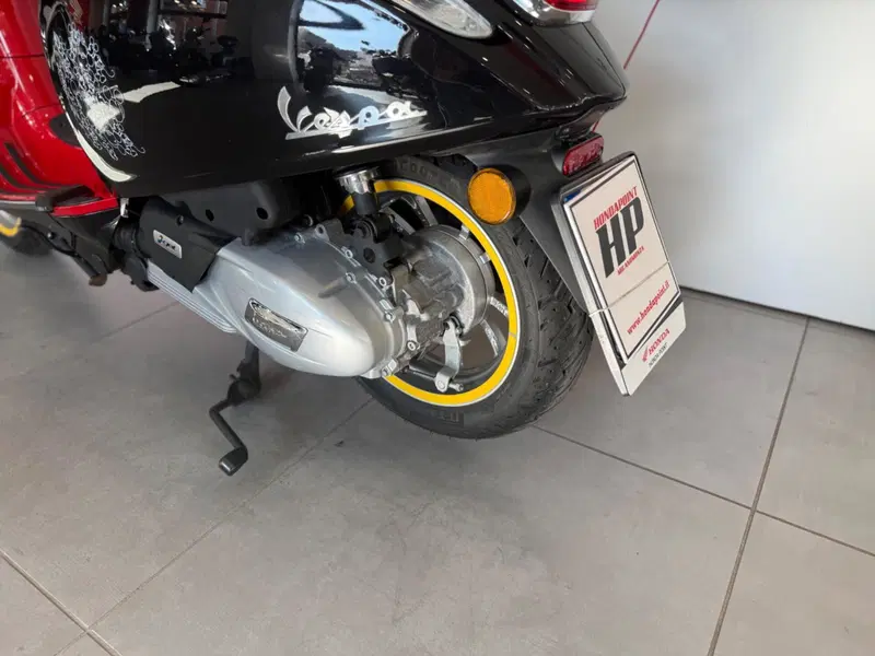 Vespa Primavera 125 Disney Mickey Mouse Edition by Vespa (2023 - 24) (17)