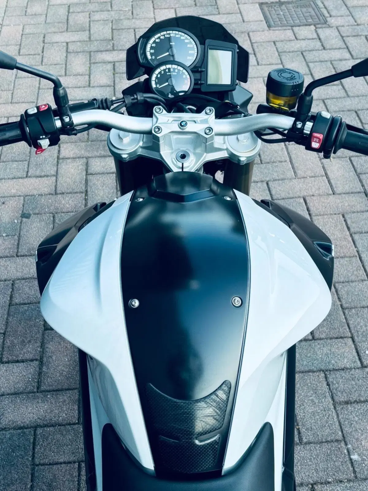 Bmw F 800 R (2015 - 16) (7)