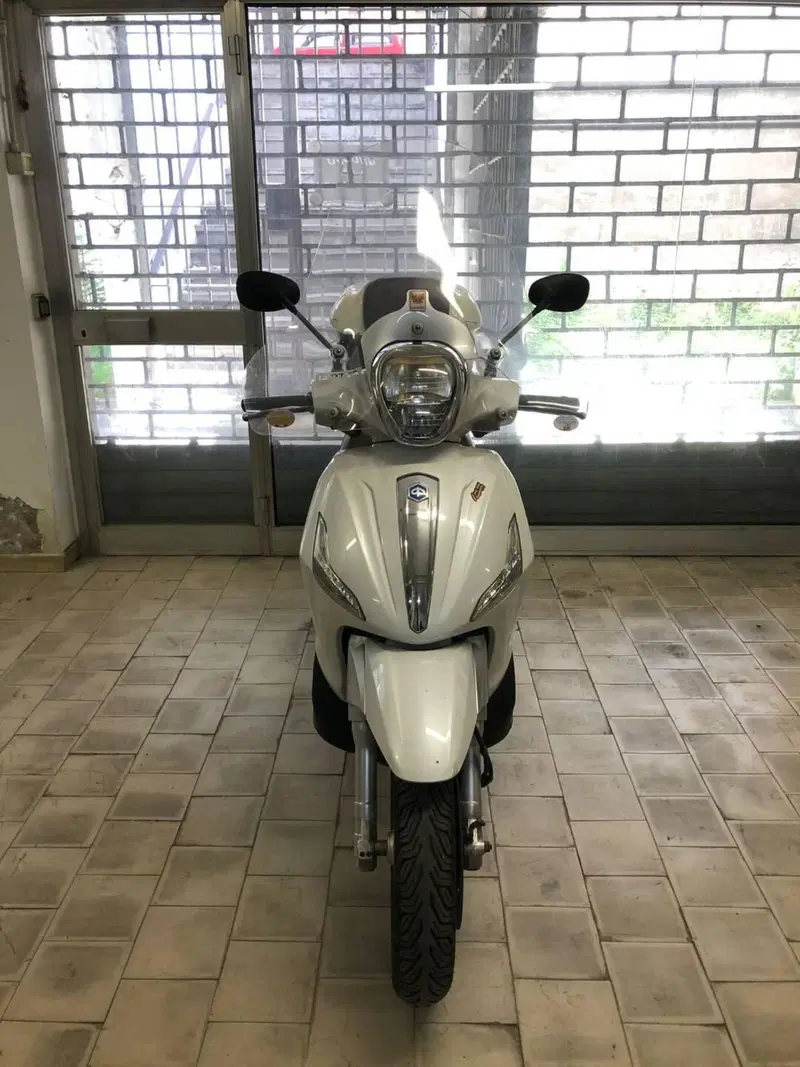 Piaggio Beverly 300 i.e. ABS-ASR (2016 - 20) (2)