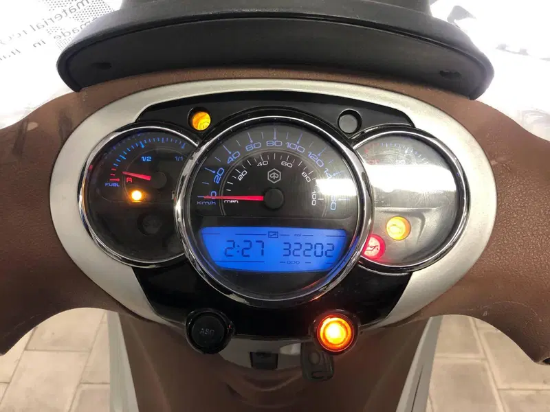 Piaggio Beverly 300 i.e. ABS-ASR (2016 - 20) (5)