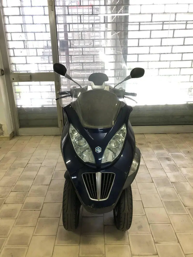 Piaggio MP3 300 (2010 - 11) (2)