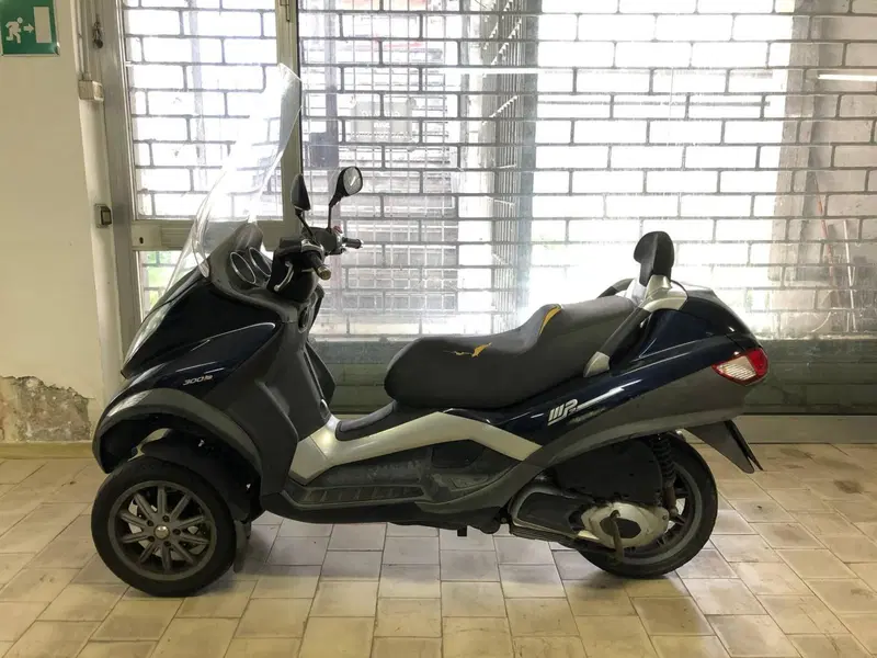 Piaggio MP3 300 (2010 - 11) (3)