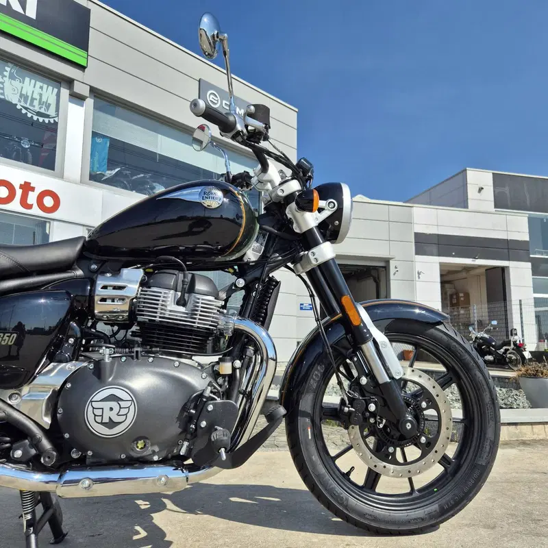 Royal Enfield Super Meteor 650 (2023 - 26) (6)
