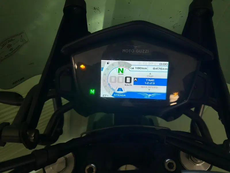 Moto Guzzi V85 TT Centenario (2021 - 22) (4)