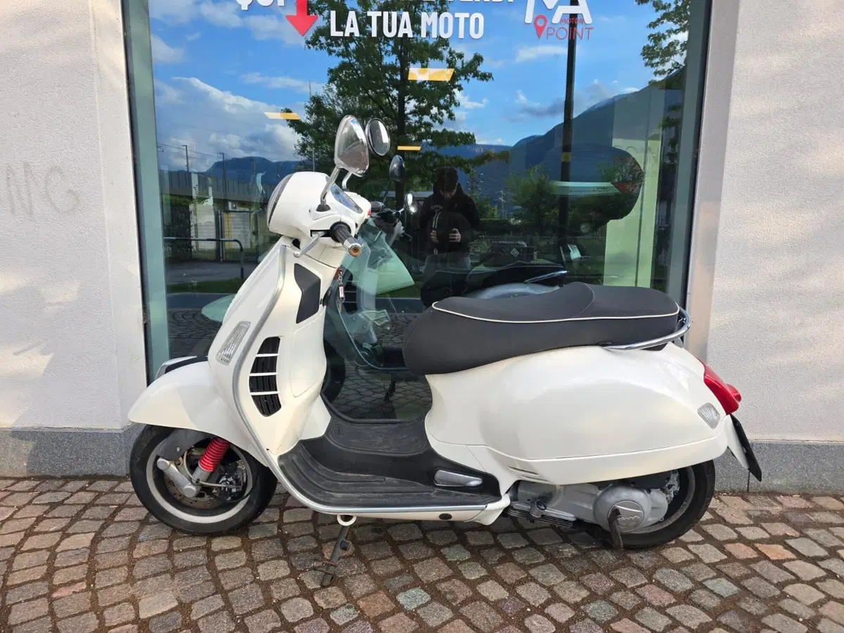 Vespa GTS 300 (2010 - 14) (2)