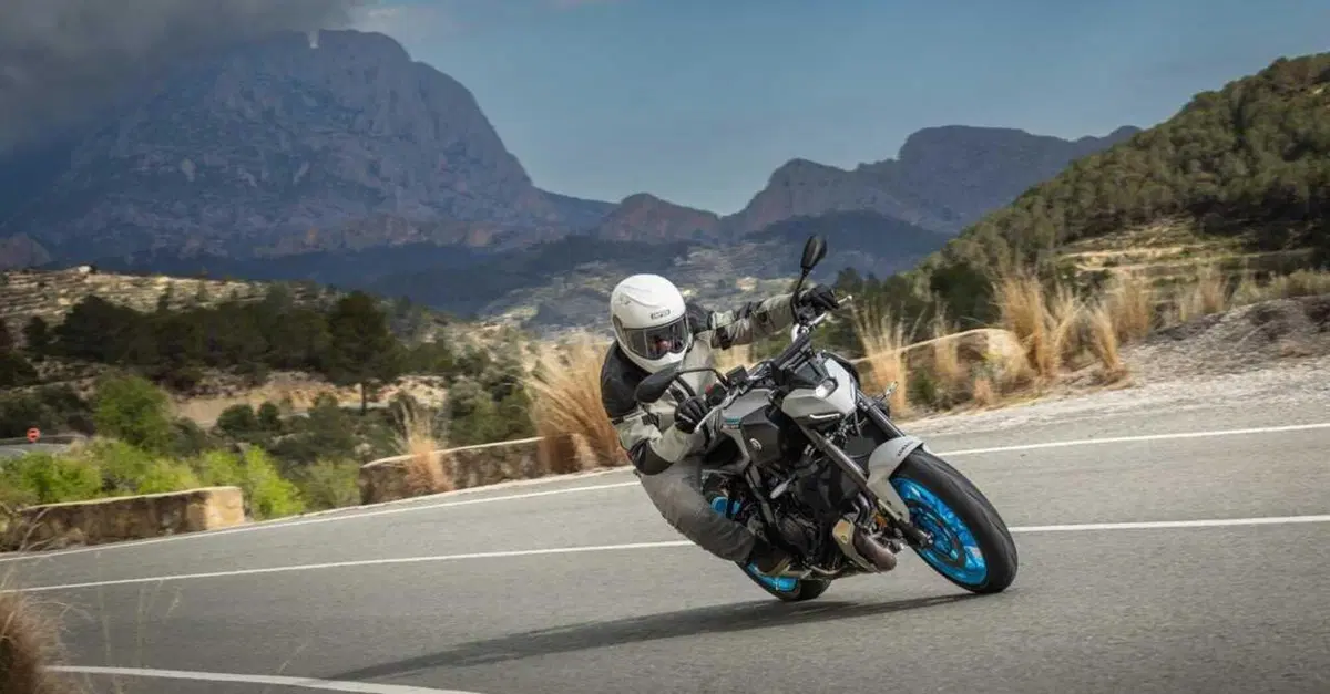 Yamaha MT-07 Y-AMT: s&igrave;, i laghi li conosci gi&agrave;. Ma senza frizione... Cambiano!