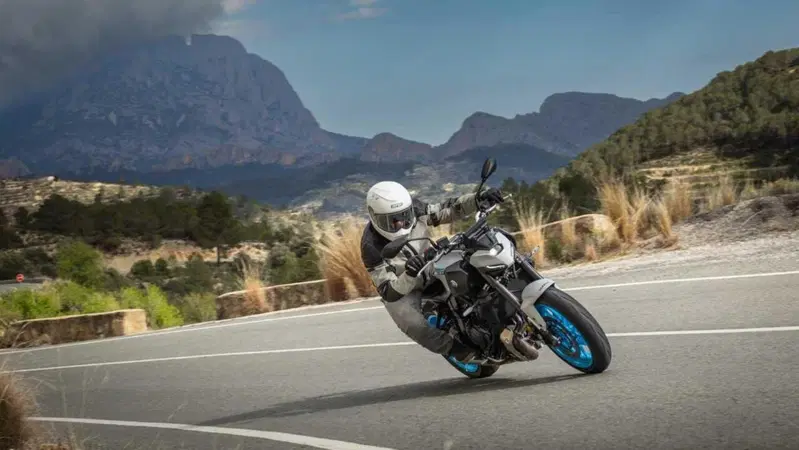 Yamaha MT-07 Y-AMT: s&igrave;, i laghi li conosci gi&agrave;. Ma senza frizione... Cambiano!