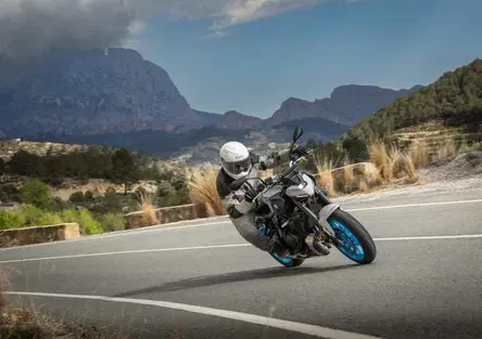 Yamaha MT-07 Y-AMT: sì, i laghi li conosci già. Ma senza frizione... Cambiano!