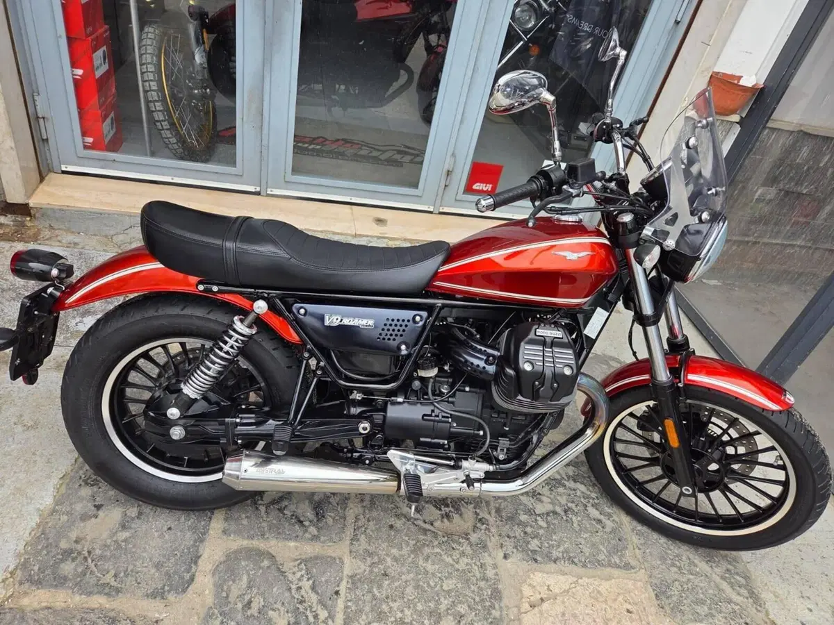Moto Guzzi V9 Roamer (2016 - 18) (10)