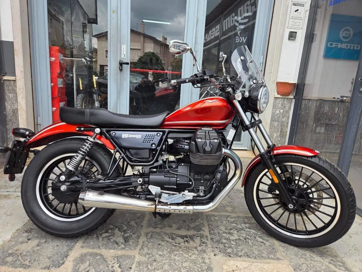 Moto Guzzi V9 Roamer (2016 - 18) (2)