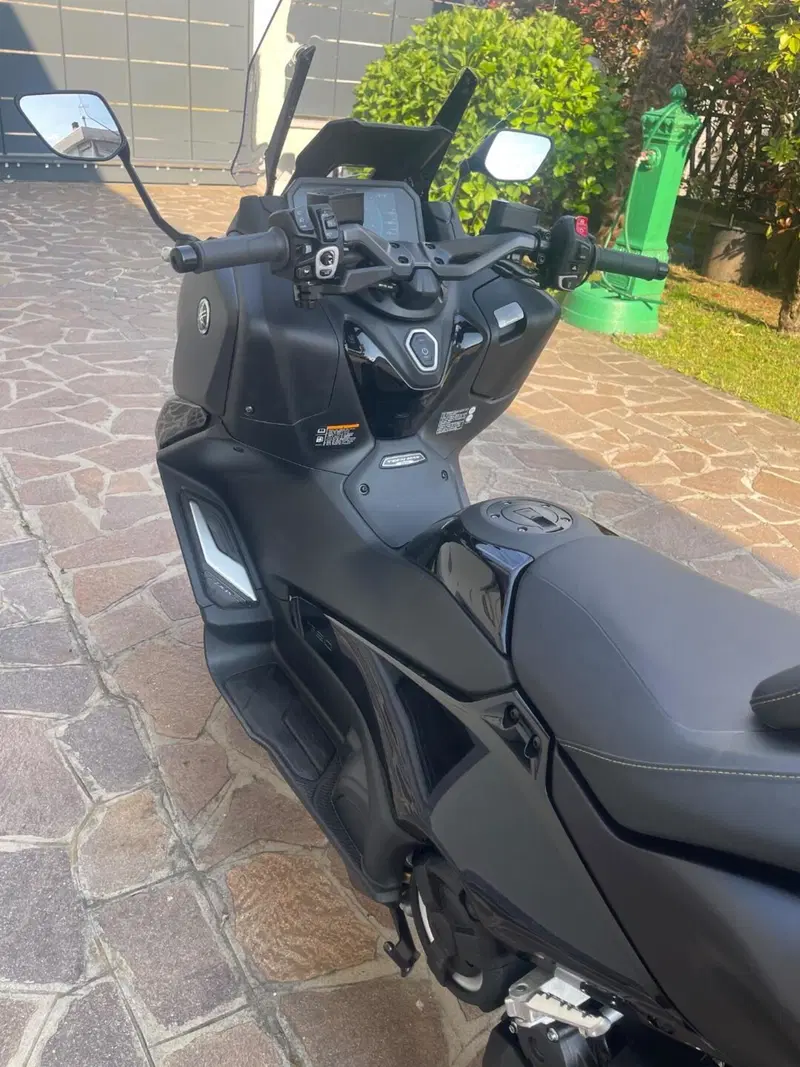 Yamaha T-Max 560 Tech Max (2025 - 26) (7)