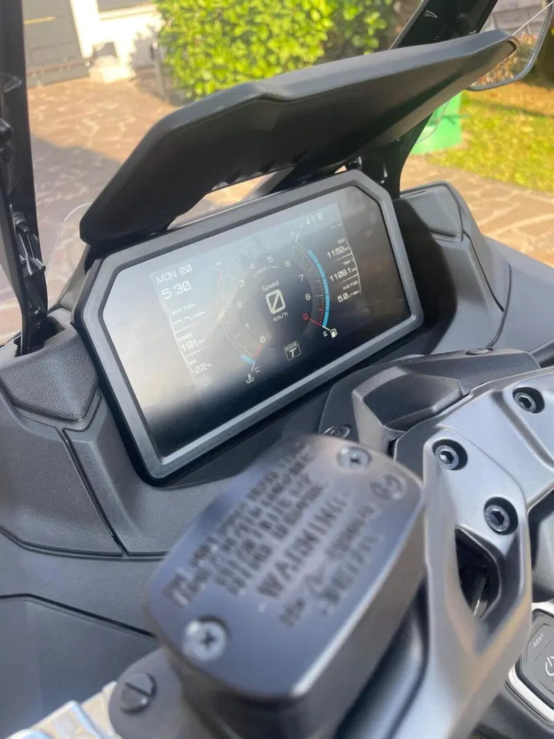 Yamaha T-Max 560 Tech Max (2025 - 26) (8)
