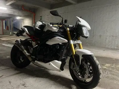 Triumph Speed Triple 1050 R ABS (2011 - 15) usata