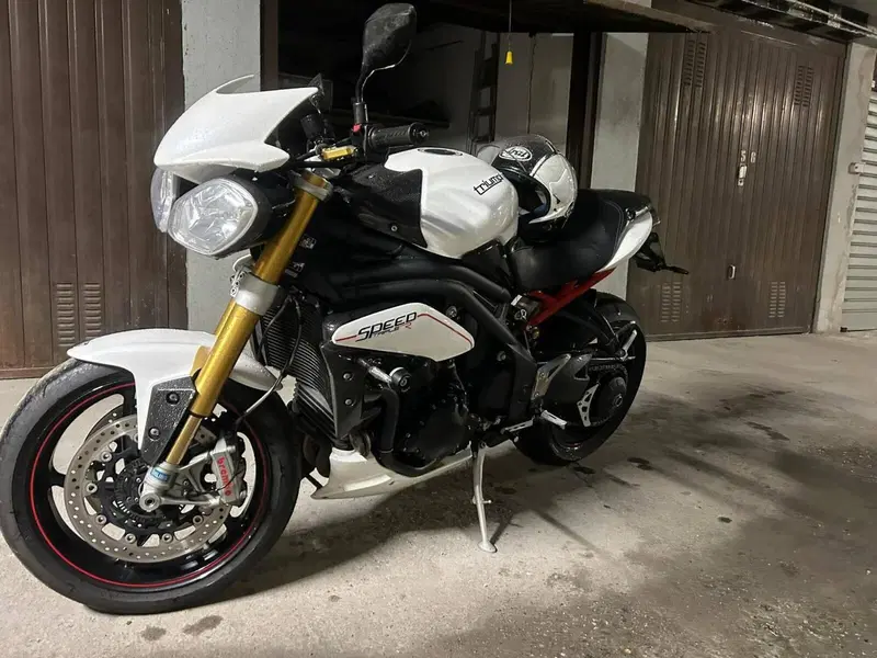 Triumph Speed Triple 1050 R ABS (2011 - 15) (2)