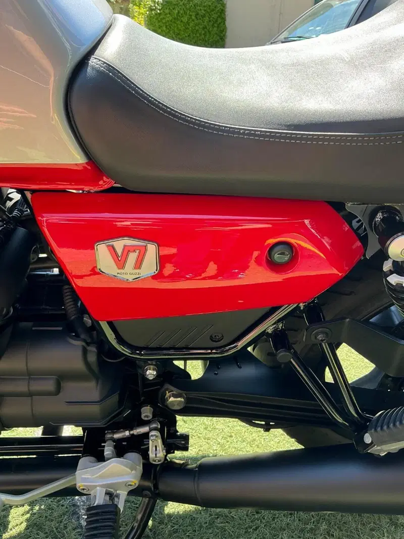 Moto Guzzi V7 Stone Corsa (2023 - 25) (10)