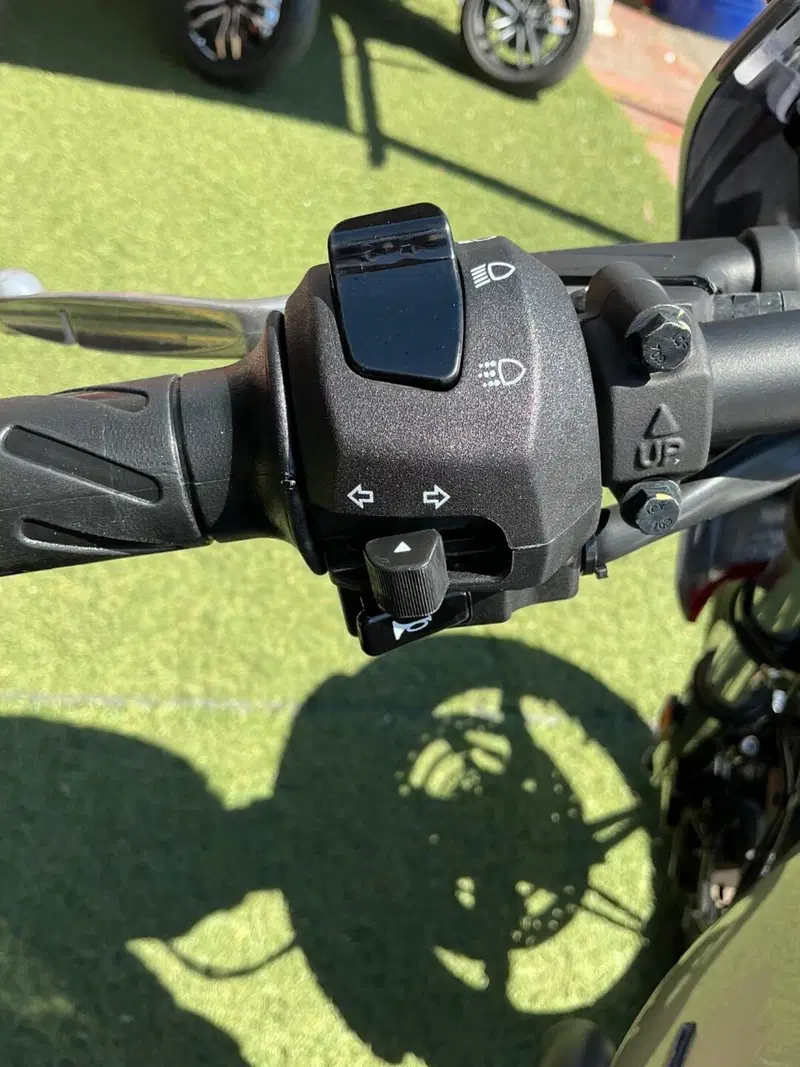 Moto Guzzi V7 Stone Corsa (2023 - 25) (12)