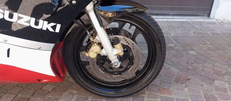 Suzuki GSX R 750 Prima vernice (19)