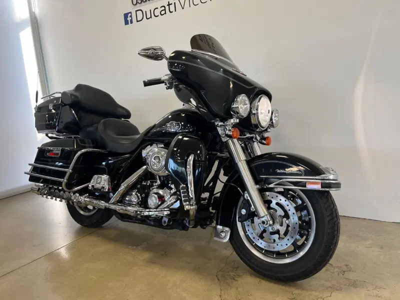 Harley-Davidson 1584 Electra Glide Ultra Classic (2007) - FLHTCU (2)