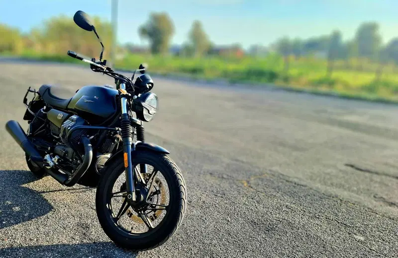 Moto Guzzi V7 Stone (2021 - 24) (3)