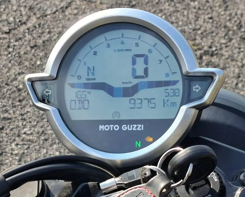 Moto Guzzi V7 Stone (2021 - 24) (10)