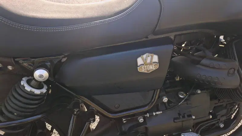 Moto Guzzi V7 Stone (2021 - 24) (15)