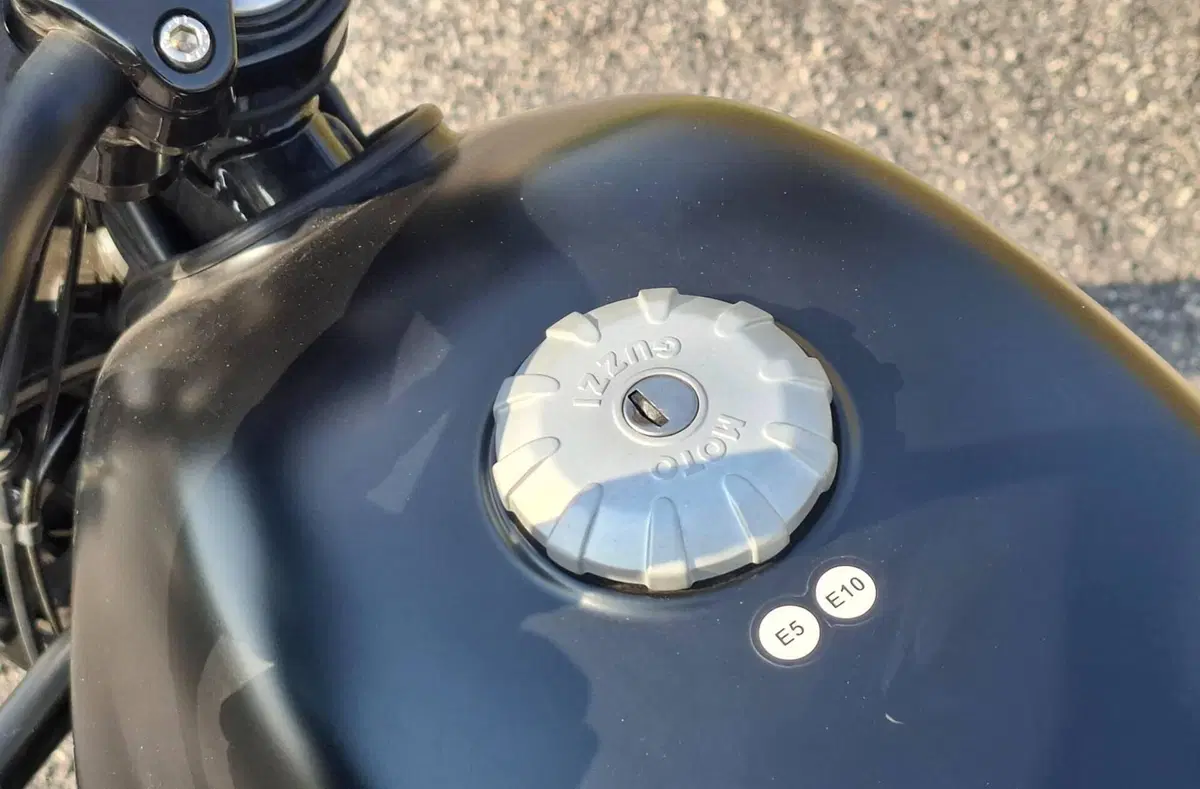 Moto Guzzi V7 Stone (2021 - 24) (12)