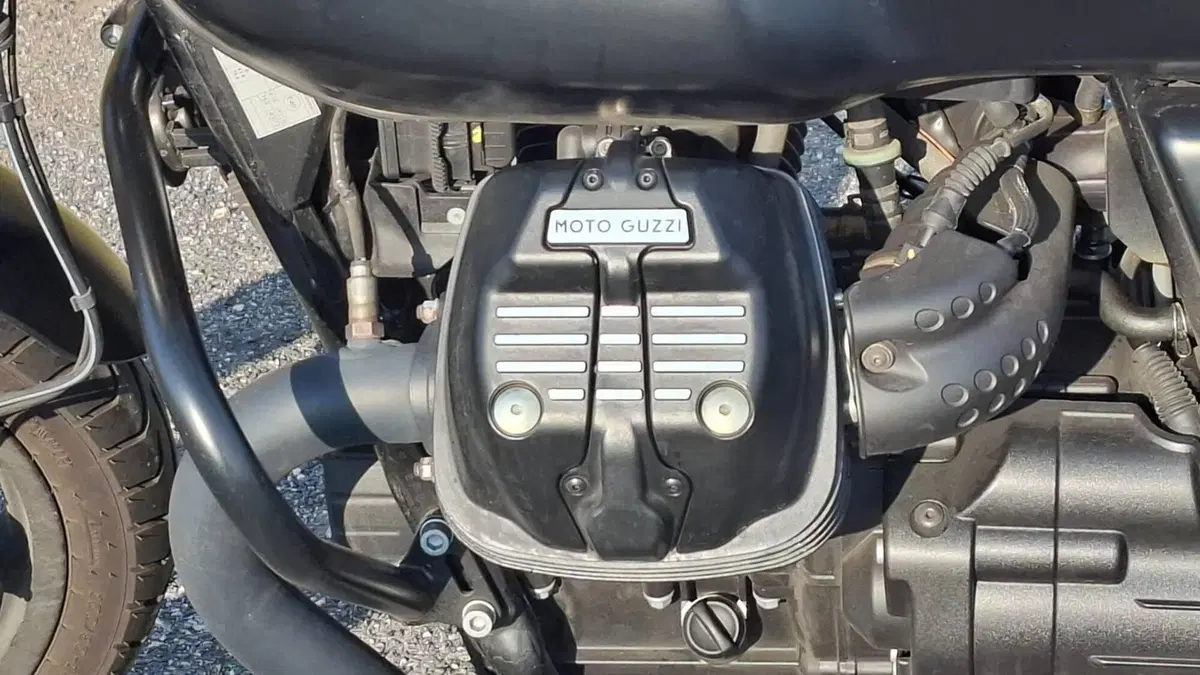 Moto Guzzi V7 Stone (2021 - 24) (16)
