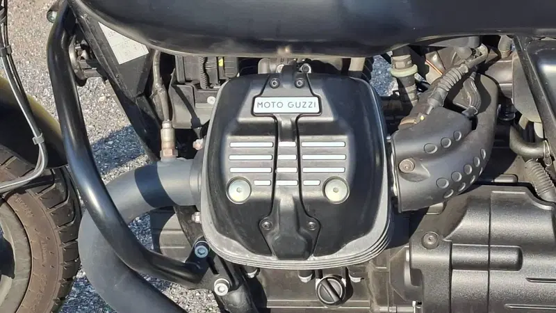 Moto Guzzi V7 Stone (2021 - 24) (16)