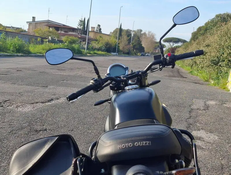 Moto Guzzi V7 Stone (2021 - 24) (9)