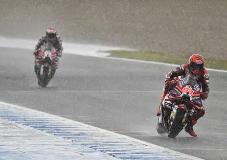 Sprint pazza con la pioggia: Marc Márquez cade e poi vince! Secondo Bagnaia, tantissime cadute [CLASSIFICA]
