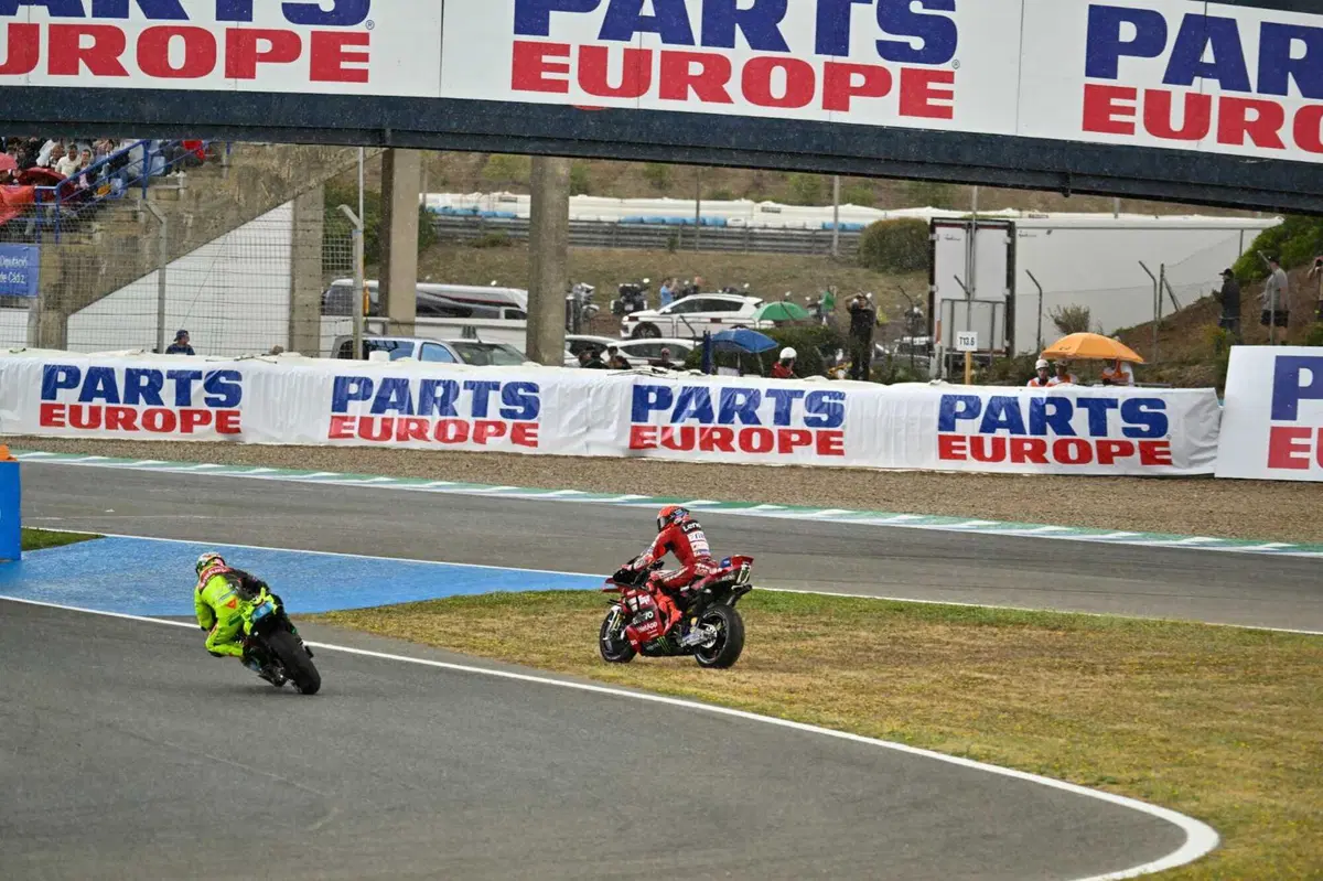 Caduta e rientro al box di Márquez nella Sprint di Jerez 2026