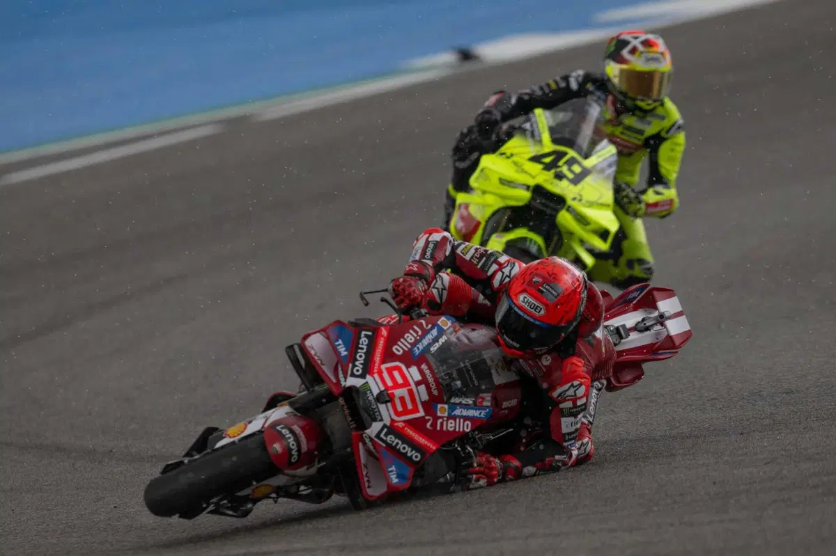 Caduta e rientro al box di Márquez nella Sprint di Jerez 2026 (3)
