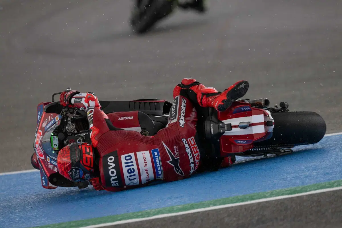 Caduta e rientro al box di Márquez nella Sprint di Jerez 2026 (4)