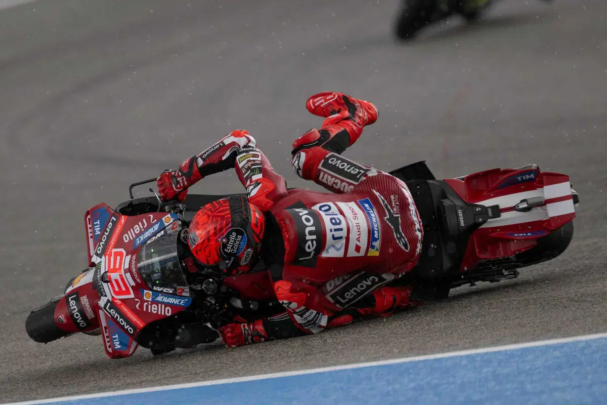 Caduta e rientro al box di Márquez nella Sprint di Jerez 2026 (5)