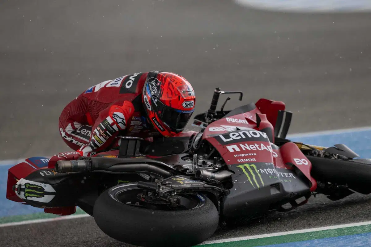 Caduta e rientro al box di Márquez nella Sprint di Jerez 2026 (7)