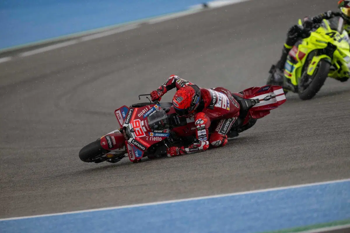 Caduta e rientro al box di Márquez nella Sprint di Jerez 2026 (8)