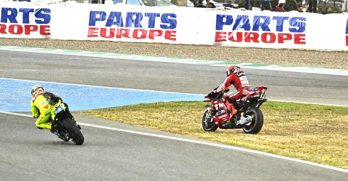 MotoGP 2026. GP di Spagna. Perch&eacute; Marc M&aacute;rquez non &egrave; stato penalizzato nella Sprint dopo esser passato sull'erba? Lo ha spiegato la MotoGP