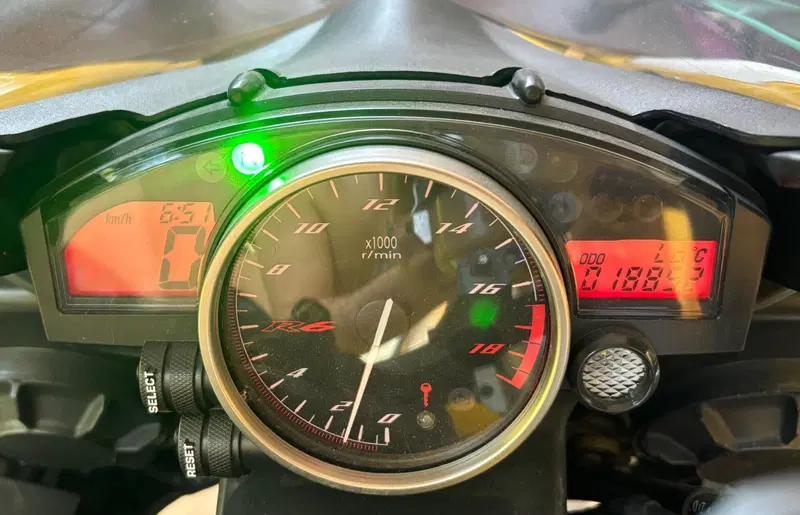 Yamaha YZF R6 (2008 - 09) (9)